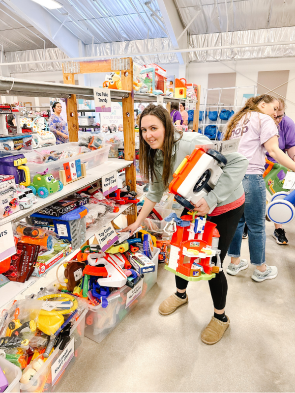Mom dropping off items at the Harrington Children's consignment sale