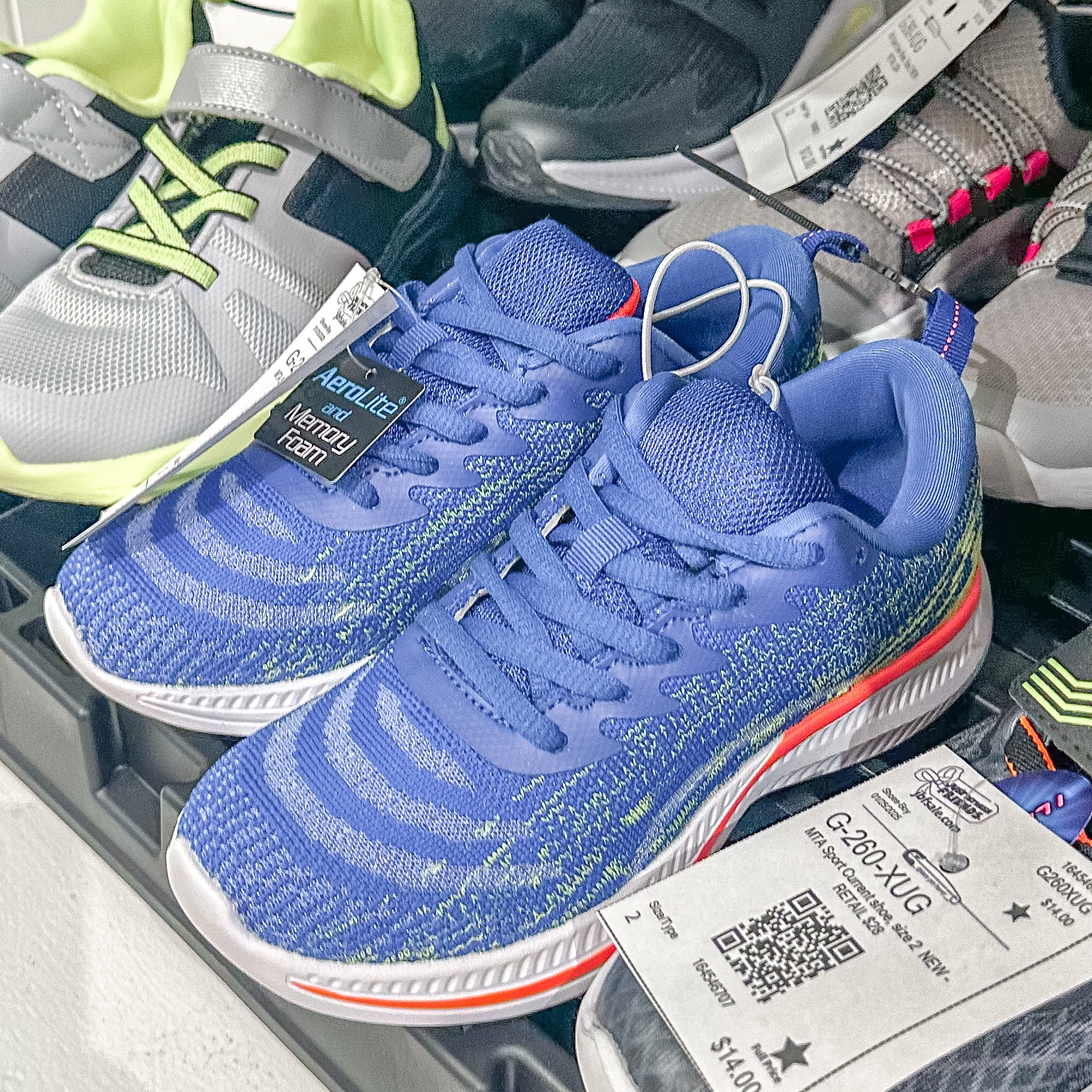 blue tennis shoes